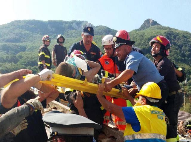 Gli angeli della Misericordia di Serino a Ischia per il terremoto – REPORTAGE irpinianews.it, FOTO & VIDEO