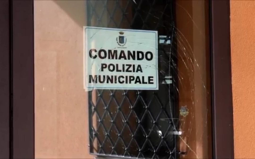 Grave episodio di violenza presso il Comando della Polizia Municipale di Serino da parte di un migrante – FOTO & VIDEO IRPINIA TV