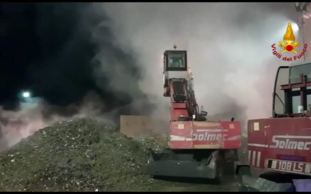 Ecoballe incendiate alla De.Fi.Am. di Serino, intervenuti Carabinieri e ARPAC- VIDEO IRPINIA TV & GALLERIA FOTOGRAFICA