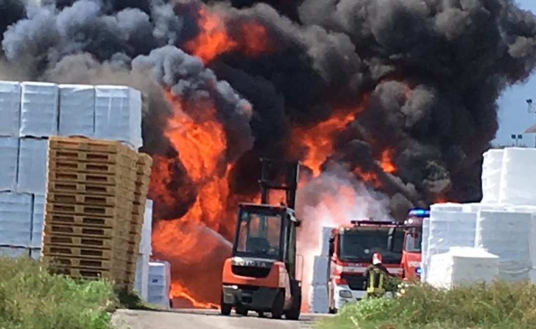 Maxi incendio a Pianodardine (AV): nube tossica si propaga in Irpinia – VIDEO, FOTO, AGGIORNAMENTI & APPROFONDIMENTO