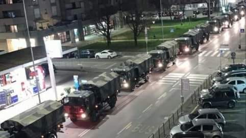 Una colonna di mezzi militari porta le bare fuori dalla città di Bergamo – APPROFONDIMENTO