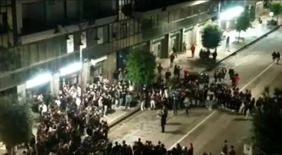 Immagini shock da Avellino. Il Sindaco Festa anima cori, in strada, tra abbracci, brindisi e selfie – ARTICOLO realizzata per stylise.it – FOTO & VIDEO